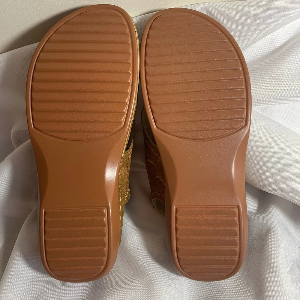 Women’s Lightweight Tan Sandals w/Adjustable Strap, Pictures Show Length,‎ NWOT